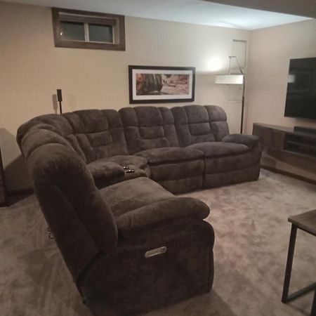 Super Suite With Sauna, Pool Table And Arcade Game 랜싱 외부 사진