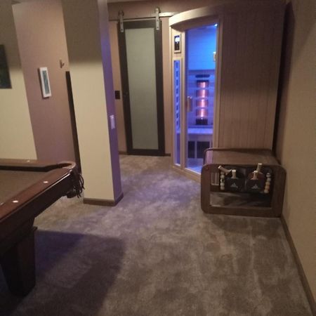 Super Suite With Sauna, Pool Table And Arcade Game 랜싱 외부 사진