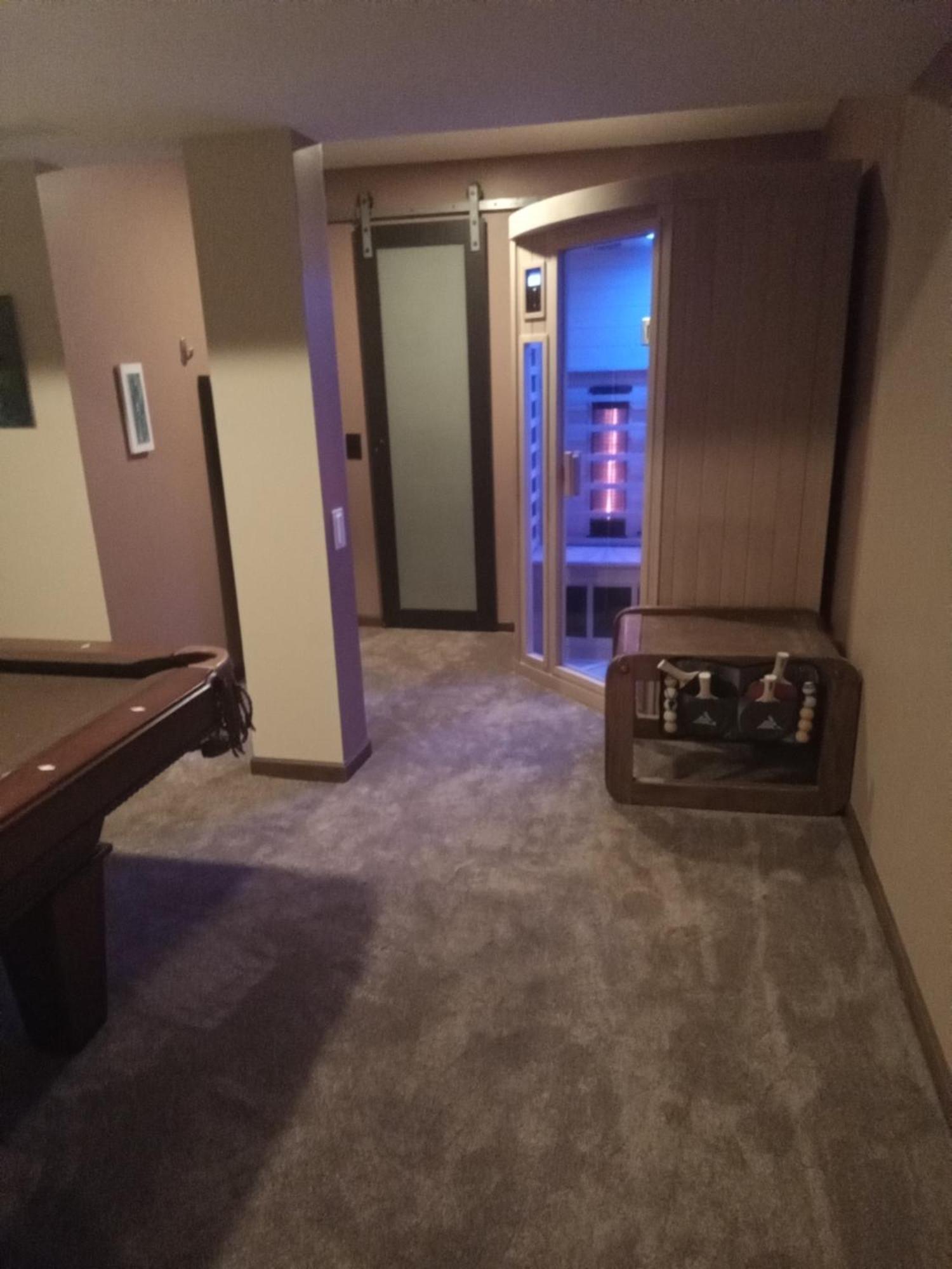 Super Suite With Sauna, Pool Table And Arcade Game 랜싱 외부 사진
