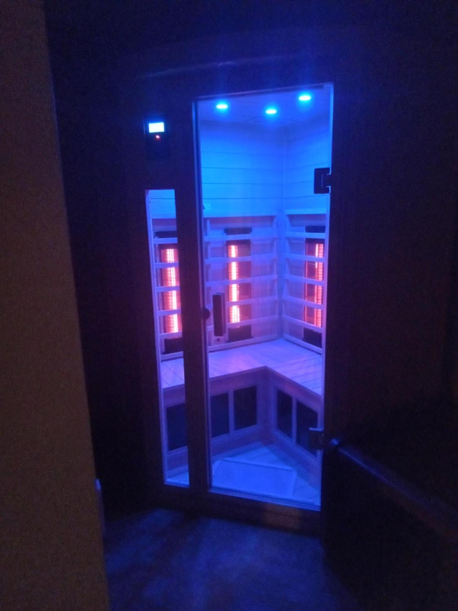 Super Suite With Sauna, Pool Table And Arcade Game 랜싱 외부 사진